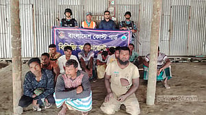 নিষেধাজ্ঞার সময় মাছ শিকারে নেমে ১২ জেলে আটক, জরিমানা