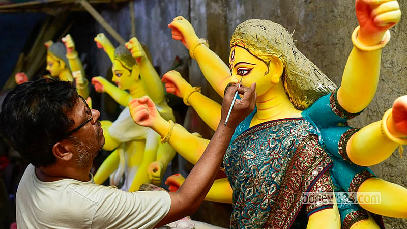 পুরান ঢাকার বাংলাবাজারে জমিদার বাড়ি পূজামণ্ডপে শিল্পীর নিপুণ হাতের ছোঁয়ায় ফুটে উঠছে দেবীর রূপ। ছবি: শামছুল হক রিপন