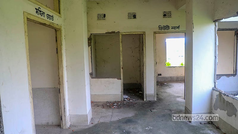 কোন্ডা ২০ শয্যা হাসপাতাল ভবনের প্রতিটি কক্ষ থেকে চুরি গেছে দরজা-জানালাসহ সবকিছু। ছবি: আব্দুল্লাহ আল মমীন