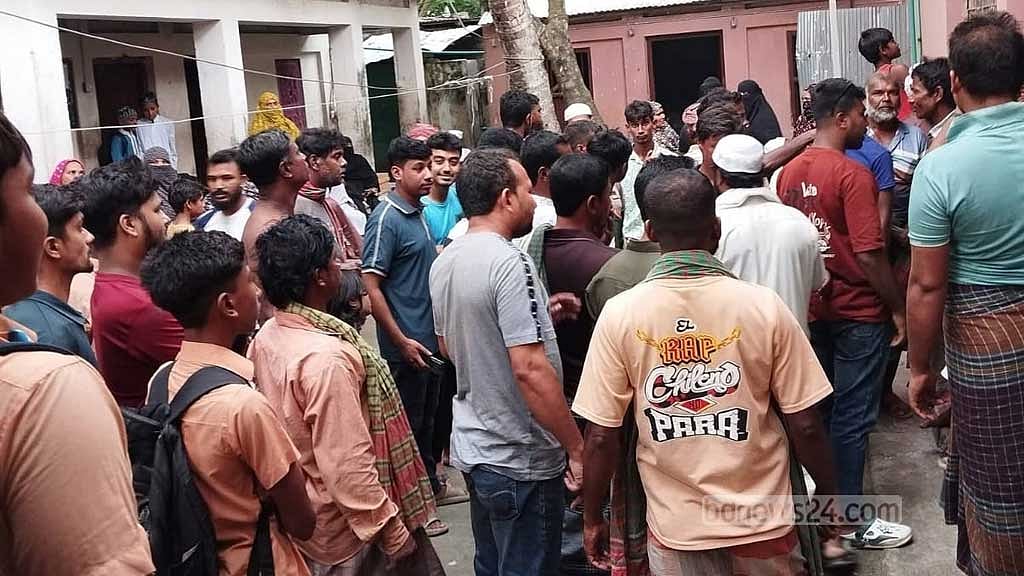 ছাত্রকে ধর্ষণের অভিযোগে শিক্ষককে ঘিরে বিক্ষোভ, উদ্ধারে গিয়ে হামলার শিকার পুলিশ