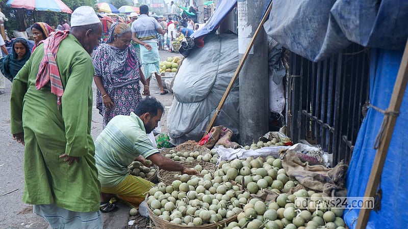 রাজধানীর শ্যামবাজারের ফলের আড়তে ঝুড়ি ভর্তি কদবেল সাজিয়ে পাইকারি বিক্রির জন্য ক্রেতার অপেক্ষায় ব্যবসায়ীরা। ছবি: শামছুল হক রিপন
