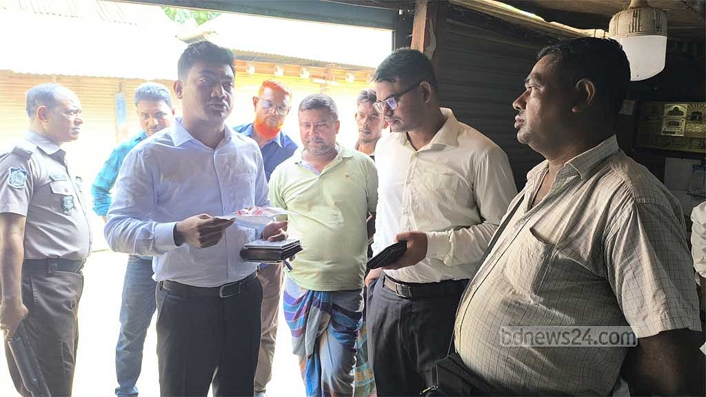 নোয়াখালীতে আড়তে মজুত ৩০ কেজি ইলিশ জব্দ, গেল এতিমখানায়