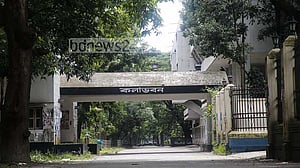 ছাত্রীর পোশাক নিয়ে মন্তব্যের অভিযোগে ঢাবি শিক্ষকের পাঠদান বন্ধ