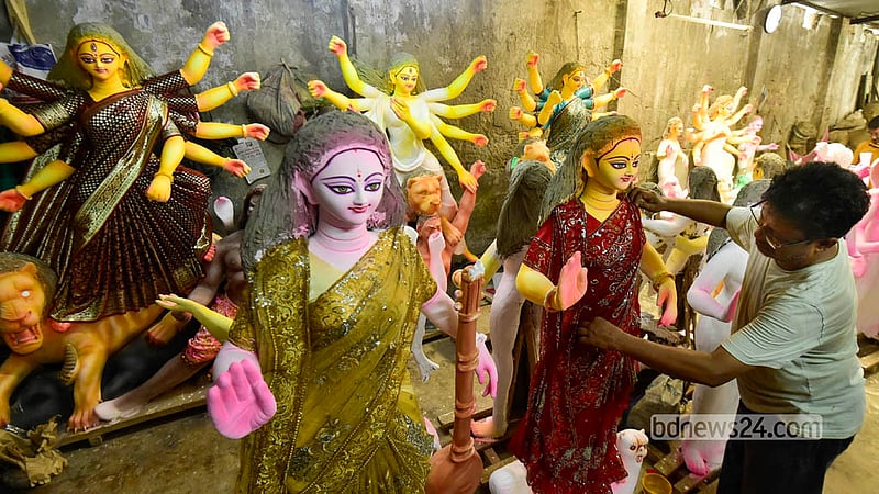 দেবীকে নানা বেশভূষায় রূপে সাজিয়ে তুলতে মৃৎশিল্পীরা যেন চেষ্টার কমতি নেই। ছবি: শামছুল হক রিপন