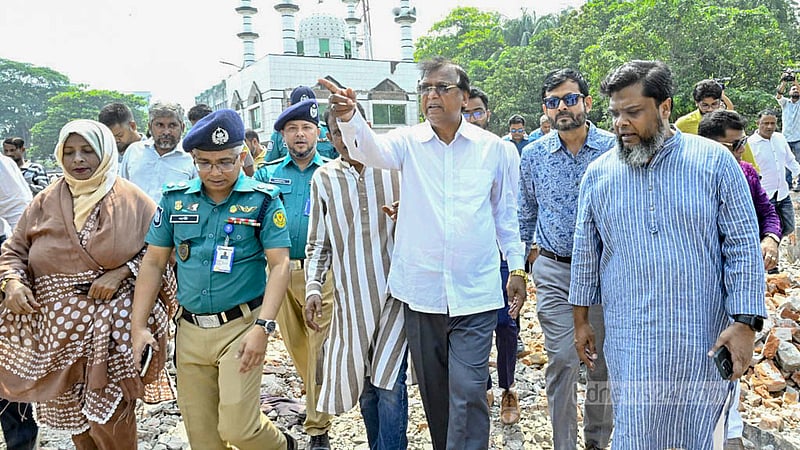 পুরান ঢাকার ফরিদাবাদ বাংলাদেশ ব্যাংক কলোনি এলাকায় উচ্ছেদ করা স্থানটি বৃহস্পতিবার পরিদর্শন করে ডিএসসিসি প্রশাসক আবদুস সালাম।