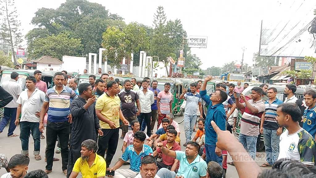 কুড়িগ্রামে নির্বিঘ্নে অটোরিকশা চলাচলের দাবিতে চালকদের সড়ক অবরোধ