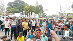 কুড়িগ্রামে নির্বিঘ্নে অটোরিকশা চলাচলের দাবিতে চালকদের সড়ক অবরোধ