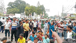 কুড়িগ্রামে নির্বিঘ্নে অটোরিকশা চলাচলের দাবিতে চালকদের সড়ক অবরোধ