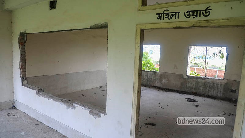 কোন্ডা ২০ শয্যা হাসপাতাল ভবনের দ্বিতীয় তলায় পুরুষ ও নারী ওয়ার্ড আছে, কিন্তু নেই কোনো বেড। চুরি হয়ে গেছে জানালা-দরজাসহ গ্রিল। ছবি: আব্দুল্লাহ আল মমীন