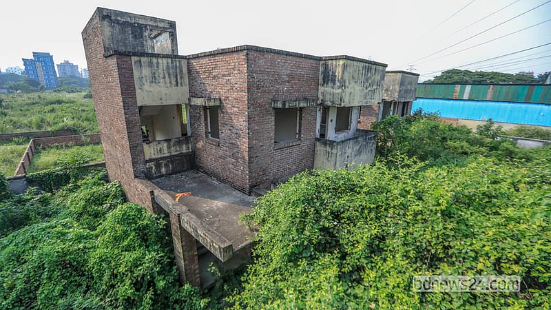 কোন্ডা ২০ শয্যা হাসপাতাল কমপ্লেক্সটিতে রয়েছে হাসপাতাল ভবনসহ চারটি দ্বিতল ভবন। এর মধ্যে তিনটি ভবন চিকিৎসক, নার্স ও কর্মকর্তা-কর্মচারীদের আবাসনের জন্য নির্মাণ করা হয়েছিল। ছবি: আব্দুল্লাহ আল মমীন