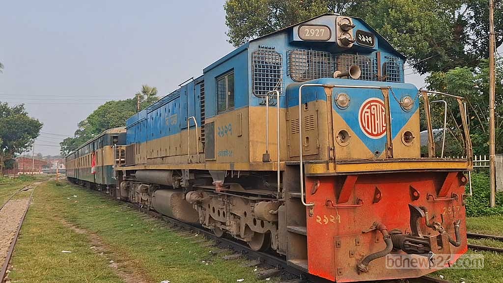 চাঁদপুরে মেঘনা এক্সপ্রেস ছাড়তে সাড়ে ৩ ঘণ্টা দেরি, ভোগান্তি যাত্রীদের