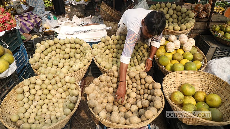 রাজধানীর কারওয়ান বাজারে ঝুড়ি ভর্তি মৌসুমি ফল কদবেল সাজিয়ে বিক্রির অপেক্ষায় এক ব্যবসায়ী। ছবি: শামছুল হক রিপন