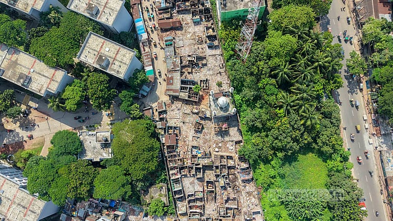 ঢাকার ফরিদাবাদের বাংলাদেশ ব্যাংক কলোনি এলাকায় সরকারি জমি দখল করে গড়ে ওঠে অবৈধ স্থাপনা।