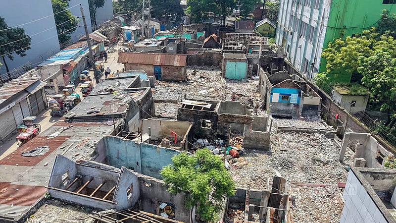ফরিদাবাদ বাংলাদেশ ব্যাংক কলোনি এলাকায় সরকারি জমিতে মসজিদ ছাড়া সব অবৈধ স্থাপনা উচ্ছেদ করছে ঢাকা দক্ষিণ সিটি করপোরেশন।
