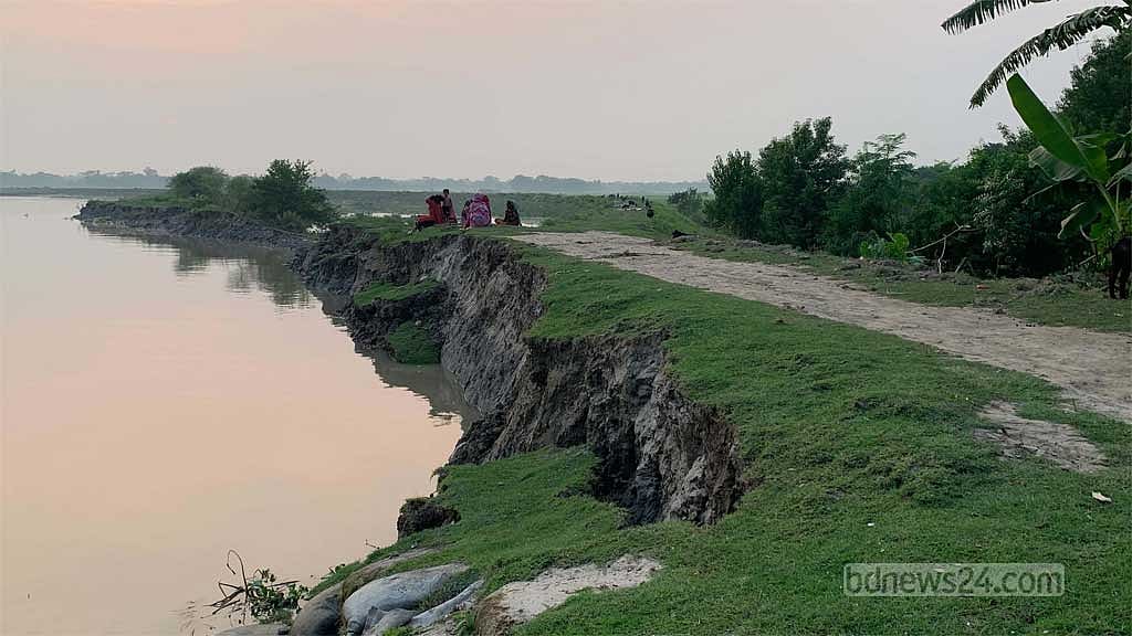 খুলনায় বেড়িবাঁধে ভাঙন, আতঙ্কে হাজারো পরিবার