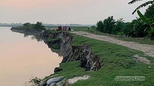 খুলনায় বেড়িবাঁধে ভাঙন, আতঙ্কে হাজারো পরিবার