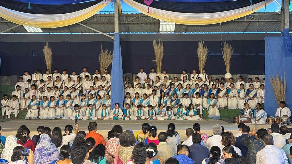 ঘুড়ি, কাশফুল আর নীল-সাদায় ছায়ানটের শরৎ বন্দনা