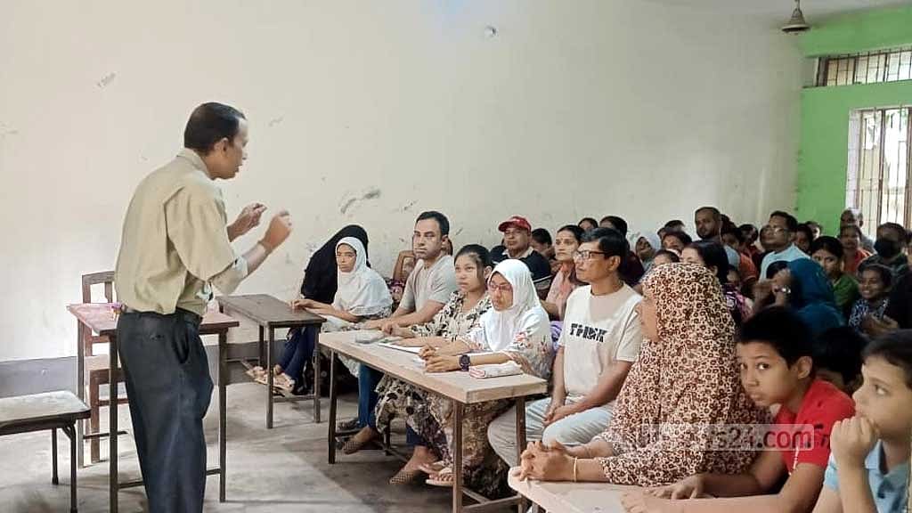 মৌলভীবাজারের যে স্কুলে সন্তানদের সঙ্গে ক্লাস করেন অভিভাবকরাও