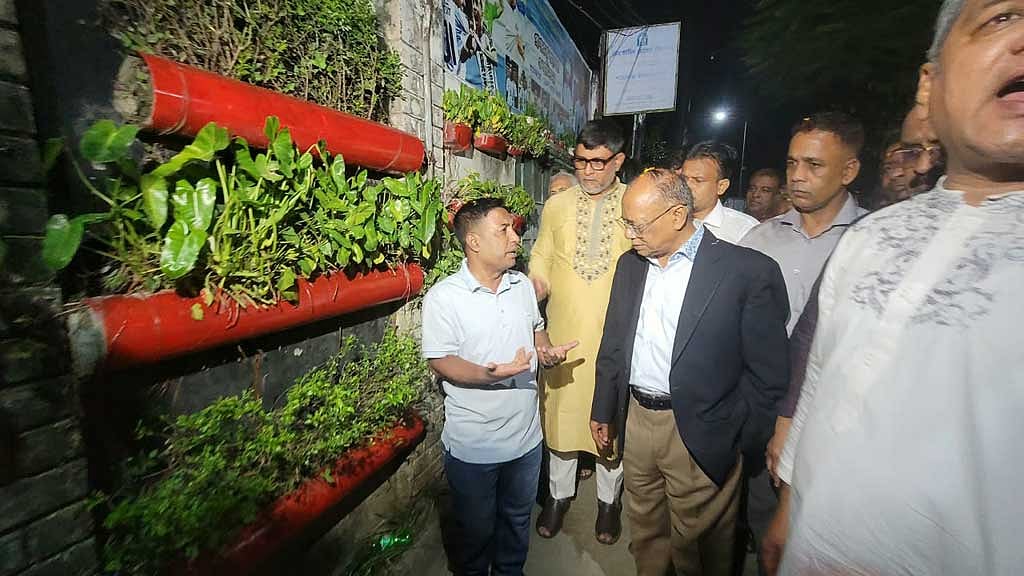 দেয়ালে ঝুলছে নানা গাছ, প্রধানমন্ত্রীর পাঠানো ছবি দেখে কলোনিতে মন্ত্রী