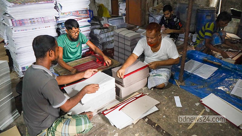 পুরান ঢাকার চকবাজারের ছোট কাটরার ‘কাদের লুডু কারখানায়’ লুডু বোর্ড তৈরিতে ব্যস্ত কারিগররা। ছবি: শামছুল হক রিপন