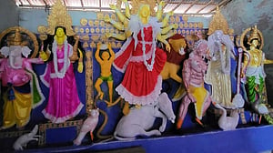 শার্শার মণ্ডপে মণ্ডপে দুর্গা প্রতিমায় শেষ ছোঁয়া