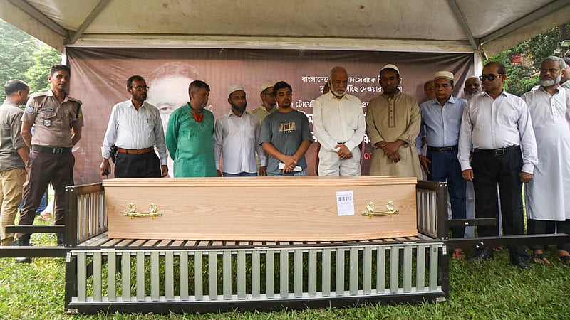 বিডিনিউজ টোয়েন্টিফোর ডটকমের প্রধান সম্পাদক তৌফিক ইমরোজ খালিদীর কফিন রাখা হয় বনানীর ওল্ড ডিওএইচএস খেলার মাঠে। শ্রদ্ধা-ভালোবাসায় সেখানে তাকে শেষ বিদায় দেন বন্ধু, স্বজন, সহকর্মী ও শুভানুধ্যায়ীরা।