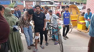 ফতুল্লায় আওয়ামী লীগ-বিএনপি নেতাকর্মীদের মধ্যে সংঘর্ষ, গুলিবিদ্ধসহ আহত ১০