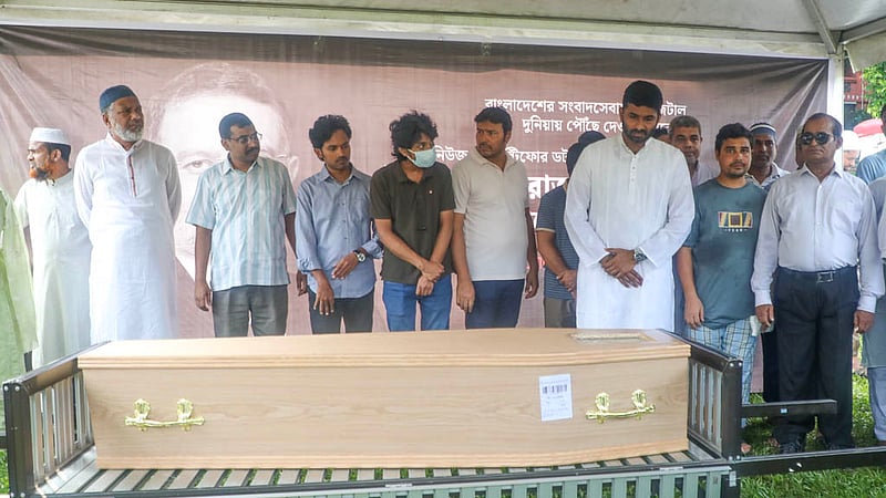 বিডিনিউজ টোয়েন্টিফোর ডটকমের প্রয়াত প্রধান সম্পাদক তৌফিক ইমরোজ খালিদীর প্রতি ভারতীয় হাই কমিশনের তরফে ফুল দিয়ে শ্রদ্ধা জানান প্রথম সচিব (রাজনৈতিক, প্রেস ও তথ্য বিভাগ) গোকুল বিমল কালা।