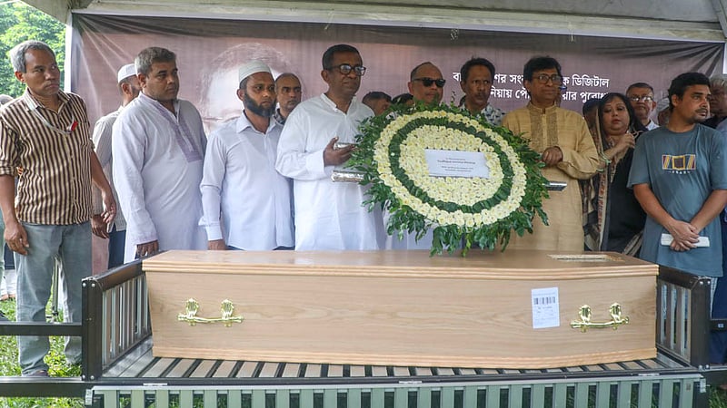 বিডিনিউজ টোয়েন্টিফোর ডটকমের প্রধান সম্পাদক তৌফিক ইমরোজ খালিদীর কফিন রাখা হয় বনানীর ওল্ড ডিওএইচএস খেলার মাঠে। শ্রদ্ধা-ভালোবাসায় সেখানে তাকে শেষ বিদায় দেন বন্ধু, স্বজন, সহকর্মী ও শুভানুধ্যায়ীরা।