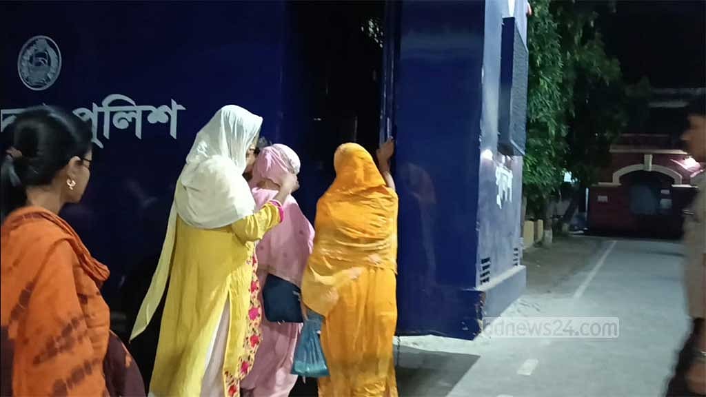 বরিশালে সাবেক স্বামীর ছবি-ভিডিও ছড়ানোর অভিযোগে শিক্ষিকা গ্রেপ্তার