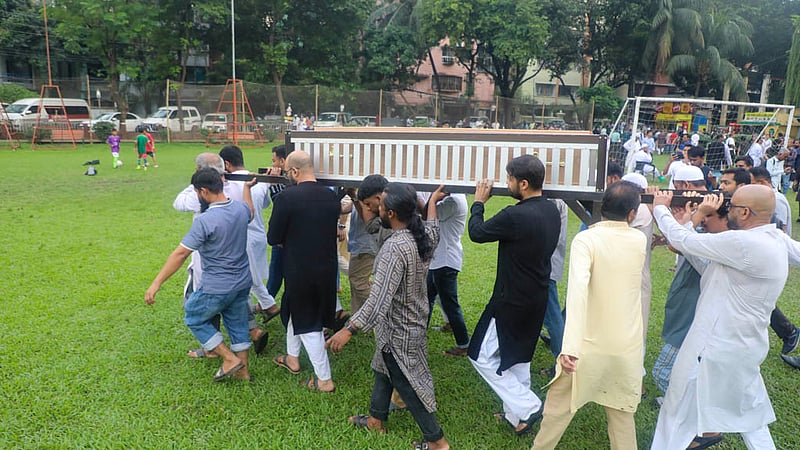বনানীর ওল্ড ডিওএইচএস খেলার মাঠে বিডিনিউজ টোয়েন্টিফোর ডটকমের প্রধান সম্পাদক তৌফিক ইমরোজ খালিদীর জানাজা শেষে কফিন নিয়ে যাওয়া হয় মিরপুরে শহীদ বুদ্ধিজীবী কবরস্থানে।