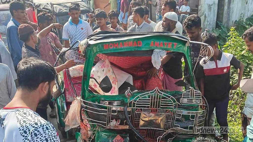 টেকনাফে সড়ক দুর্ঘটনায় ২ যাত্রী নিহত, আহত ৩