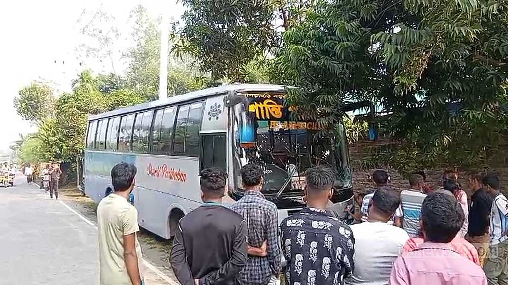 জামালপুরে সড়কের পাশে দাঁড়িয়ে ছিলেন বউ-শাশুড়ি, প্রাণ গেল বাসচাপায়