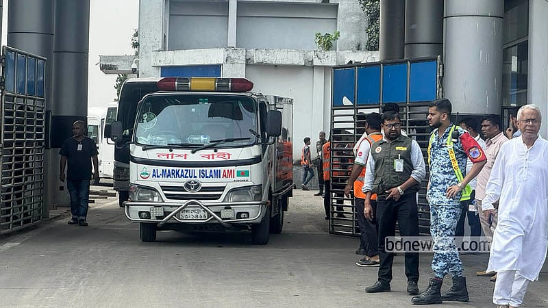 বিডিনিউজ টোয়েন্টিফোর ডটকমের প্রয়াত প্রধান সম্পাদক তৌফিক ইমরোজ খালিদীর মরদেহ শনিবার দেশে পৌঁছেছে। ঢাকার শাহজালাল বিমানবন্দরে তার কফিন গ্রহণ করেন ভাতিজা তারাফ তাজিজ খালিদী ও ভাগনি-জামাই আকিফ আহমেদ। এসময় সেখানে প্রয়াতের সহকর্মীরা উপস্থিত ছিলেন।