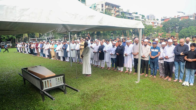 বাংলাদেশের সংবাদ সেবাকে ডিজিটাল দুনিয়ায় পৌঁছে দেওয়ার পুরোধা তৌফিক ইমরোজ খালিদীর জানাজা শনিবার বিকাল সাড়ে ৩টায় বনানীর ওল্ড ডিওএইচএস খেলার মাঠে অনুষ্ঠিত হয়।