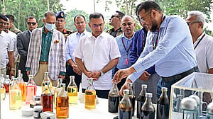 বর্জ্য থেকে জ্বালানি তেল: প্রকল্প দেখলেন প্রধানমন্ত্রী, দিলেন সহযোগিতার আশ্বাস