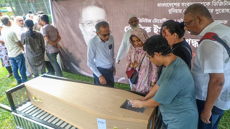 বিডিনিউজ টোয়েন্টিফোর ডটকমের প্রধান সম্পাদক তৌফিক ইমরোজ খালিদীর কফিন রাখা হয় বনানীর ওল্ড ডিওএইচএস খেলার মাঠে। শ্রদ্ধা-ভালোবাসায় সেখানে তাকে শেষ বিদায় দেন বন্ধু, স্বজন, সহকর্মী ও শুভানুধ্যায়ীরা।