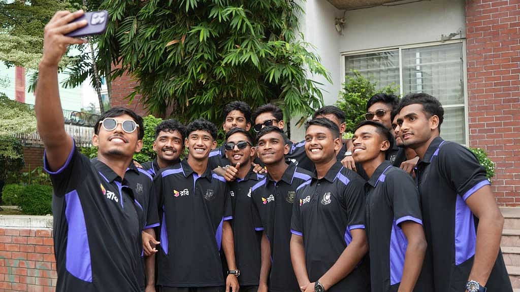 ভিসা জটিলতায় অনিশ্চিত যুবাদের ওমান সফর