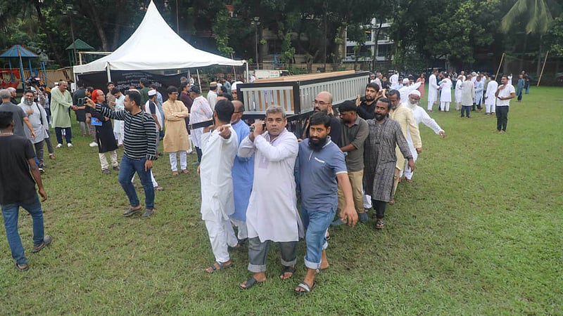 বনানীর ওল্ড ডিওএইচএস খেলার মাঠে বিডিনিউজ টোয়েন্টিফোর ডটকমের প্রধান সম্পাদক তৌফিক ইমরোজ খালিদীর জানাজা শেষে কফিন নিয়ে যাওয়া হয় মিরপুরে শহীদ বুদ্ধিজীবী কবরস্থানে।