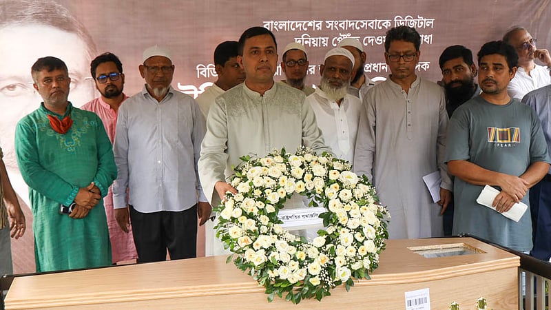 বাংলাদেশে ডিজিটাল সংবাদমাধ্যমের পথিকৃৎ প্রয়াত তৌফিক ইমরোজ খালিদীর প্রতি রাষ্ট্রপতি মির্জা ফখরুল ইসলাম আলমগীরের তরফে শ্রদ্ধা জানান তার সহকারী সামরিক সচিব ব্রিগেডিয়ার জেনারেল মোহাম্মদ রাইসুল ইসলাম।