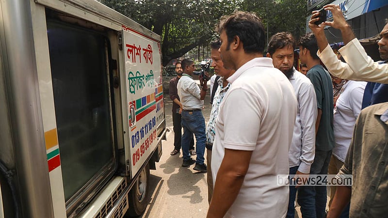 বর্তমান ও সাবেক সহকর্মীরা বিডিনিউজ টোয়েন্টিফোর ডটকমের প্রয়াত প্রধান সম্পাদক তৌফিক ইমরোজ খালিদীর মরদেহ শেষবারের মত দেখতে ভিড় করেন অফিস প্রাঙ্গণে।