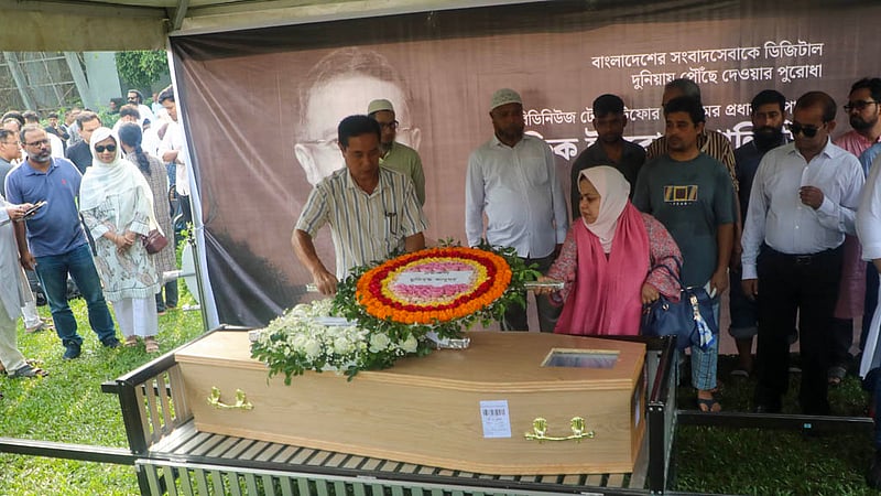 বিডিনিউজ টোয়েন্টিফোর ডটকমের প্রধান সম্পাদক তৌফিক ইমরোজ খালিদীর কফিন রাখা হয় বনানীর ওল্ড ডিওএইচএস খেলার মাঠে। শ্রদ্ধা-ভালোবাসায় সেখানে তাকে শেষ বিদায় দেন বন্ধু, স্বজন, সহকর্মী ও শুভানুধ্যায়ীরা।