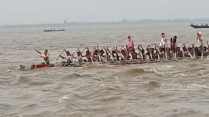 রাজবাড়ীতে নৌকা বাইচে দুই নৌকার মাঝিদের মারামারি, আহত ১৪