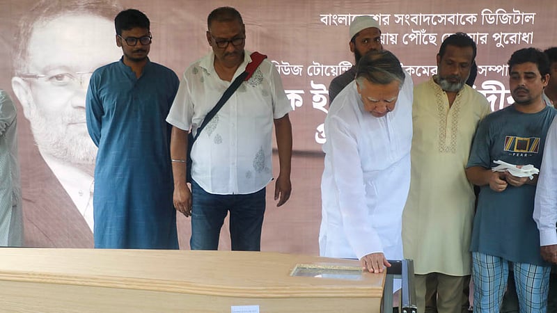 বিডিনিউজ টোয়েন্টিফোর ডটকমের প্রয়াত প্রধান সম্পাদক তৌফিক ইমরোজ খালিদীর কফিনের পাশে দ্য ডেইলি স্টারের সম্পাদক মাহফুজ আনাম।