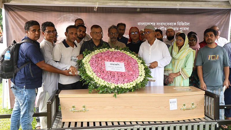 বিডিনিউজ টোয়েন্টিফোর ডটকমের প্রধান সম্পাদক তৌফিক ইমরোজ খালিদীর কফিন রাখা হয় বনানীর ওল্ড ডিওএইচএস খেলার মাঠে। শ্রদ্ধা-ভালোবাসায় সেখানে তাকে শেষ বিদায় দেন বন্ধু, স্বজন, সহকর্মী ও শুভানুধ্যায়ীরা।