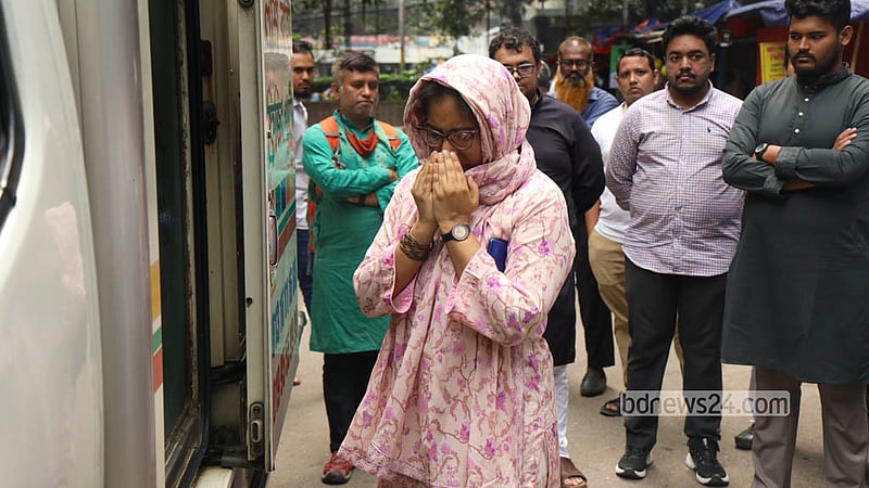 বিডিনিউজ টোয়েন্টিফোর ডটকমের প্রয়াত প্রধান সম্পাদক তৌফিক ইমরোজ খালিদীর মরদেহ দেখে অশ্রুসজল সহকর্মীরা কান্নায় ভেঙে পড়েন।