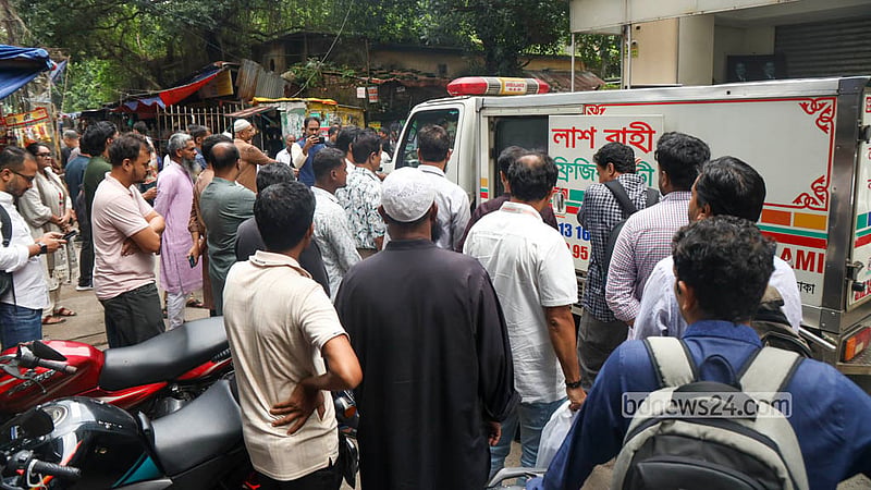 বর্তমান ও সাবেক সহকর্মীরা বিডিনিউজ টোয়েন্টিফোর ডটকমের প্রয়াত প্রধান সম্পাদক তৌফিক ইমরোজ খালিদীর মরদেহ শেষবারের মত দেখতে ভিড় করেন অফিস প্রাঙ্গণে।