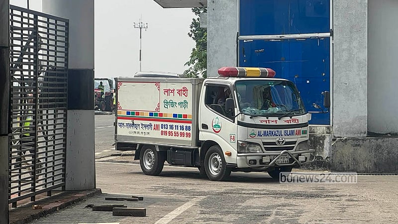 বিডিনিউজ টোয়েন্টিফোর ডটকমের প্রয়াত প্রধান সম্পাদক তৌফিক ইমরোজ খালিদীর মরদেহ শনিবার দেশে পৌঁছেছে। ঢাকার শাহজালাল বিমানবন্দরে তার কফিন গ্রহণ করেন ভাতিজা তারাফ তাজিজ খালিদী ও ভাগনি-জামাই আকিফ আহমেদ। এসময় সেখানে প্রয়াতের সহকর্মীরা উপস্থিত ছিলেন।