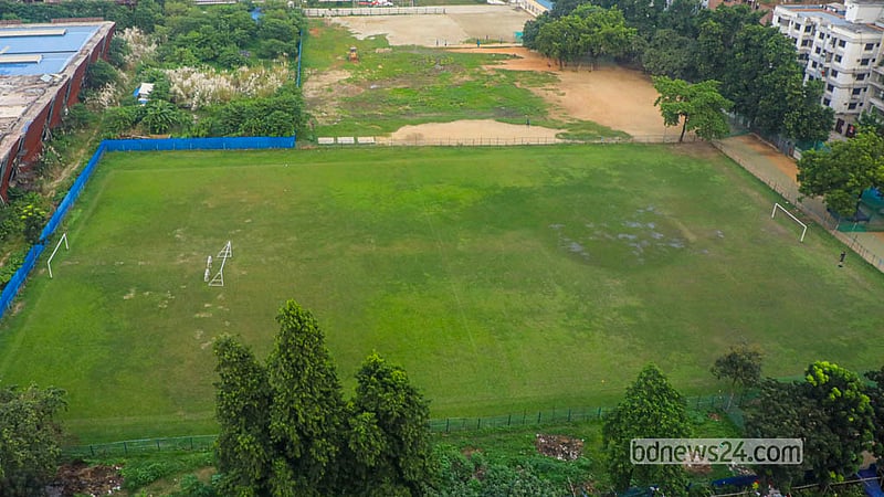 আবাহনী মাঠের একটি অংশ ফুটবল খেলার জন্য উপযোগী করে তুলেছে সরকার।&amp;nbsp;&amp;nbsp; ছবি: আব্দুল্লাহ আল মমীন