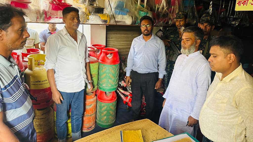 গ্যাস সিলিন্ডার ও ভোজ্যতেলের বাজারে নজরদারি, ৮৭ প্রতিষ্ঠানকে অর্থদণ্ড